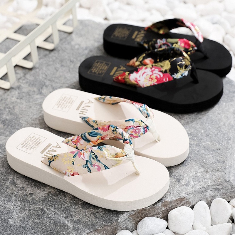 Free shipping 2025 new designer slippers fashion flat bottom non-slip breathable and comfortable Flip Flops size eur 35-40 for womens Beach