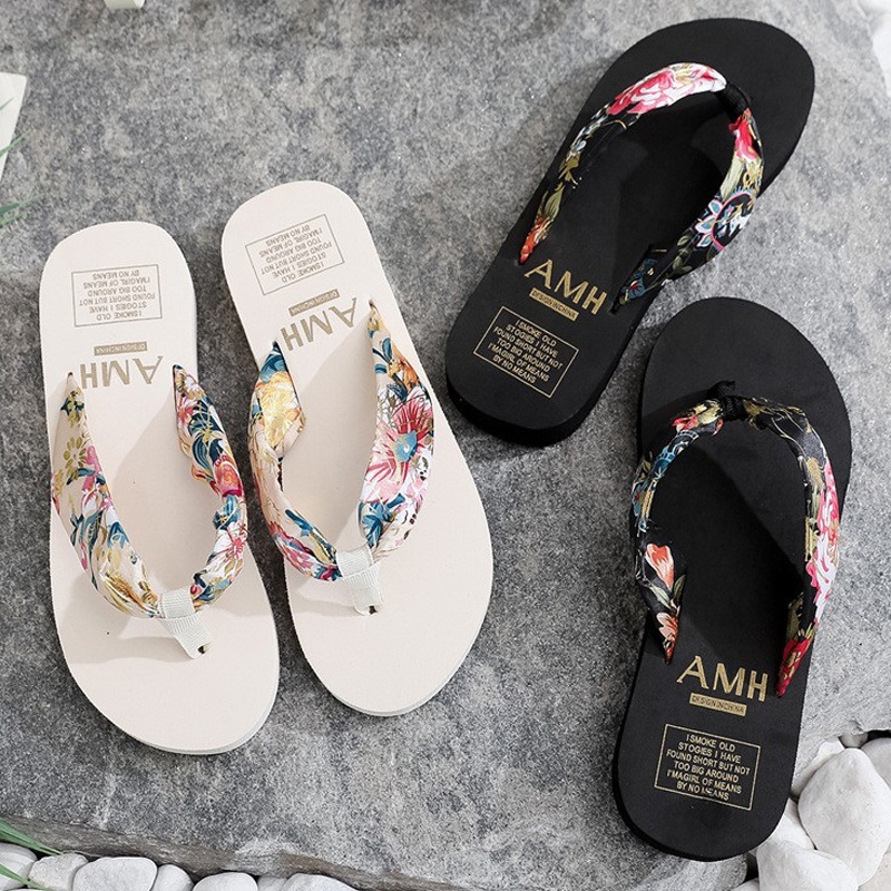 Free shipping 2025 new designer slippers fashion flat bottom non-slip breathable and comfortable Flip Flops size eur 35-40 for womens Beach