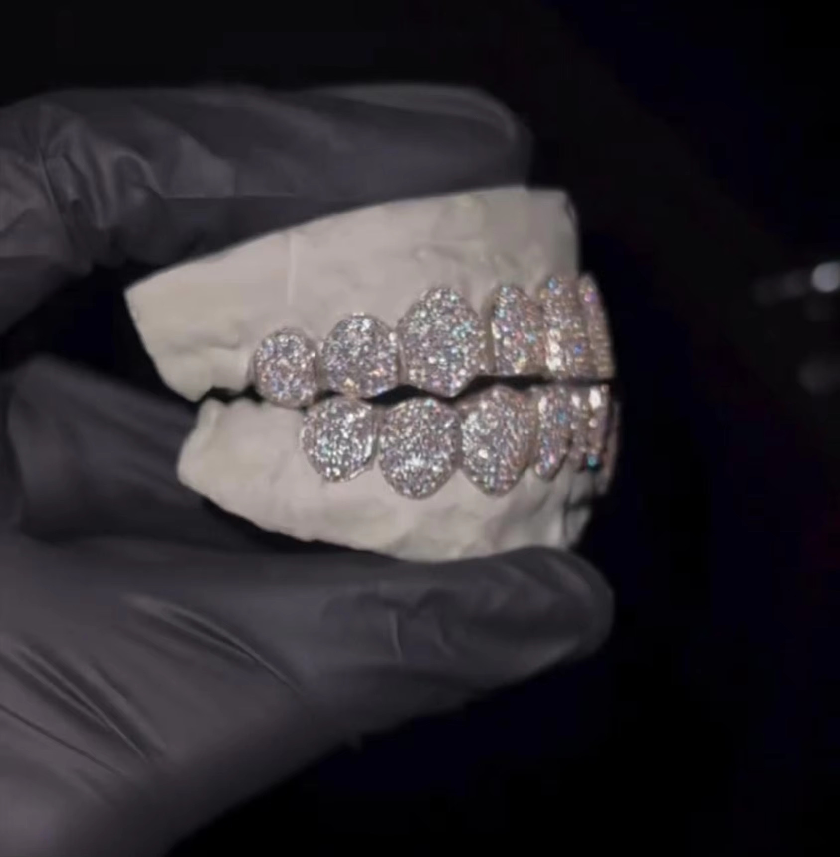 Custom Made Shining 10 Top and 10 Bottom Iced Out Grillz Hip Hop Bling Moissanite Diamond Teeth Grillz for Men and Women