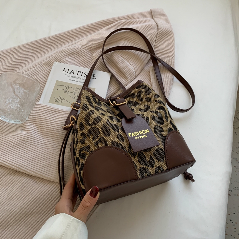 Popular small female ins simple new fashion leopard print crossbody NEW autumn and winter texture bucket bag 2025