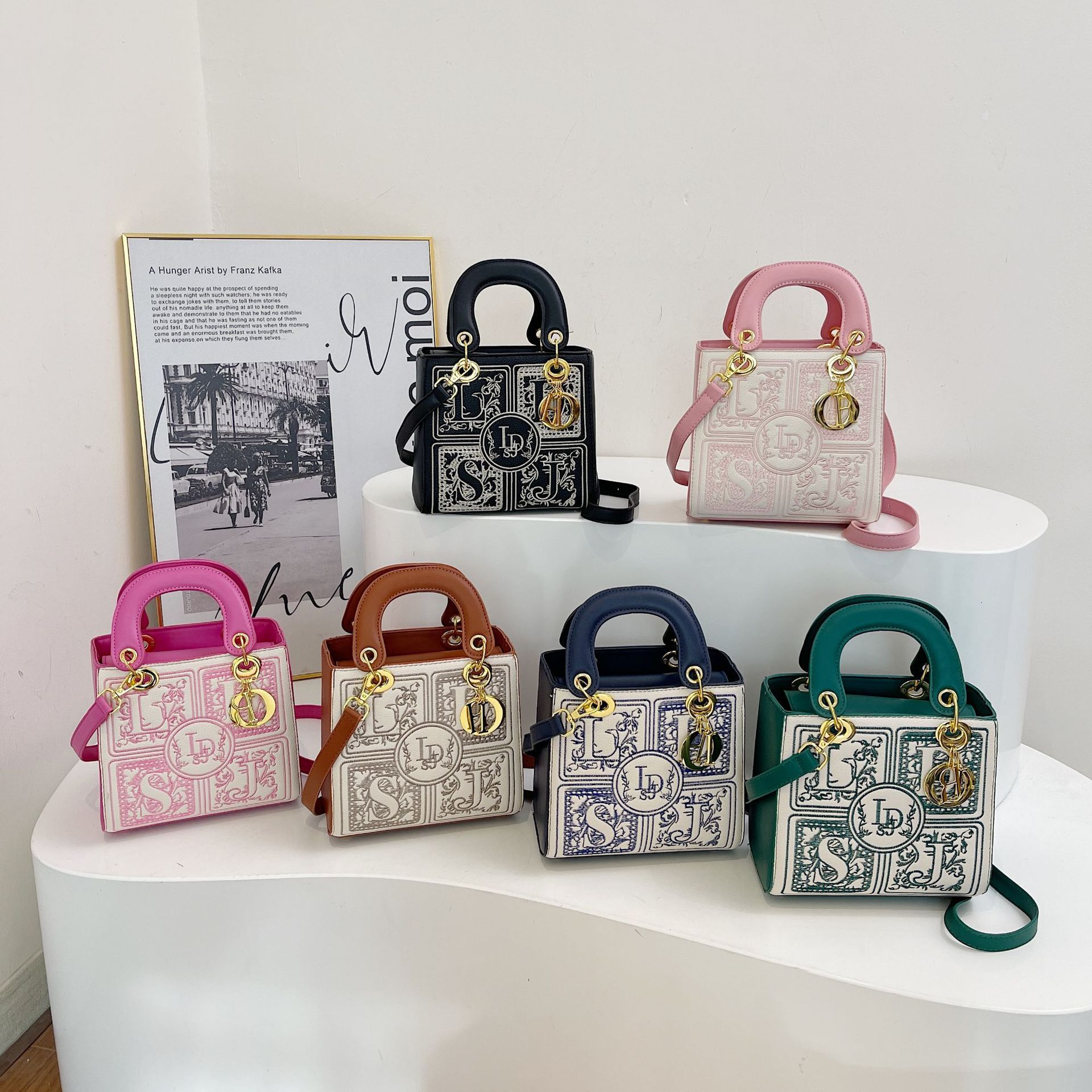 New women's versatile 2024 new autumn and winter fashion embroidery handbag, crossbody Daifei bag, trendy bag for women