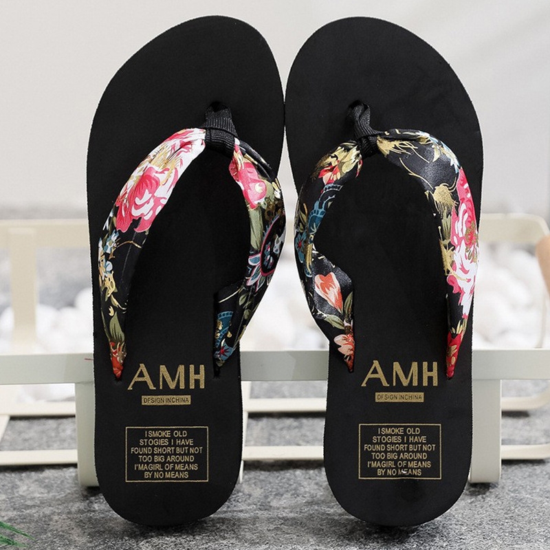 Free shipping 2025 new designer slippers fashion flat bottom non-slip breathable and comfortable Flip Flops size eur 35-40 for womens Beach
