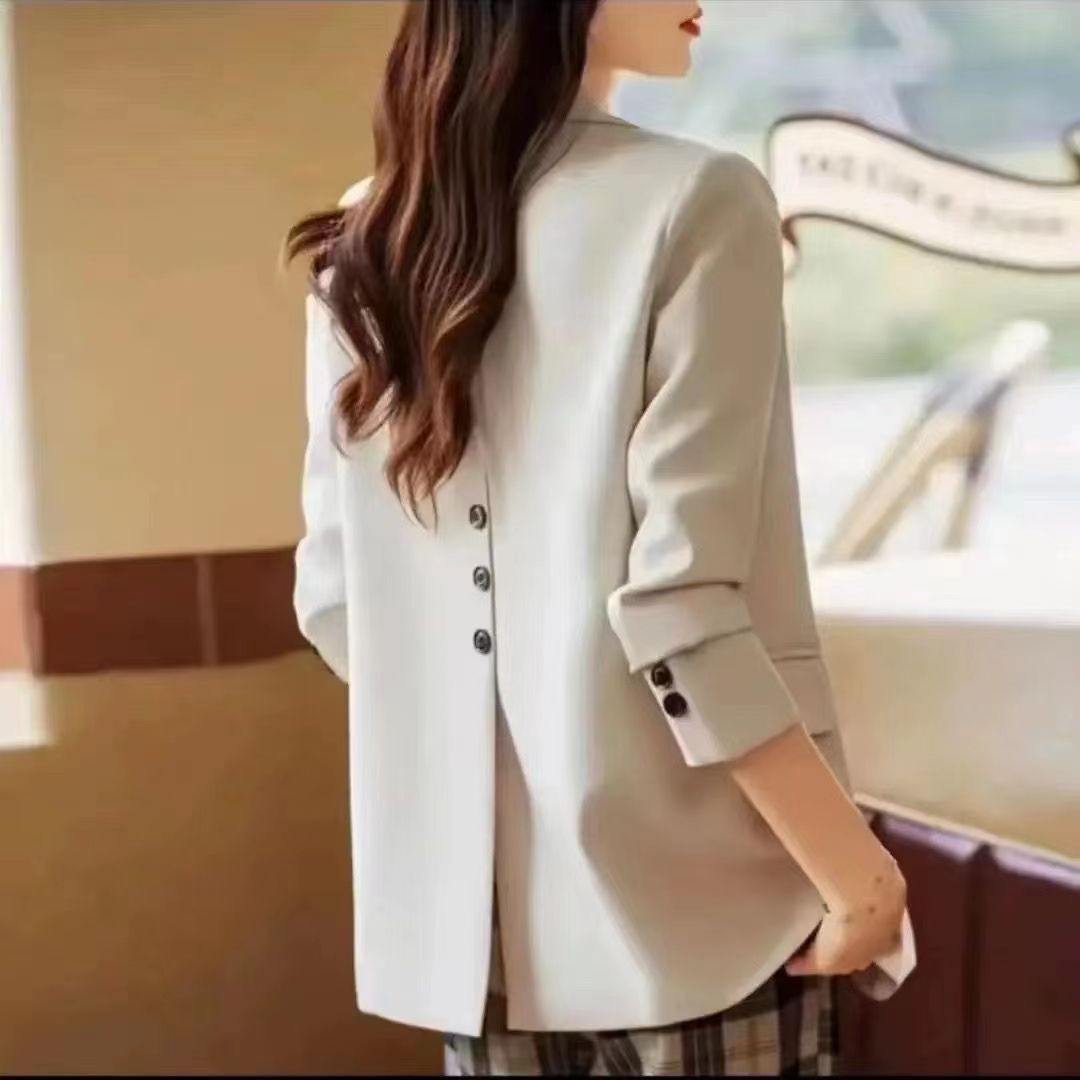 L39Trendsetting Women's Blazer Coat Paired with Shorts - Next-Gen Celebrity Look