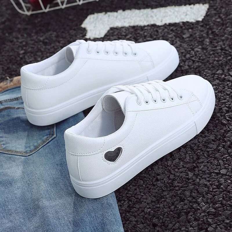 2025 Designer Summer Men S Shoes New Fashionable High Quality PU Breathable Cute Heart Shaped Flat Free Shipping Couple Casual Outdoor Sports White