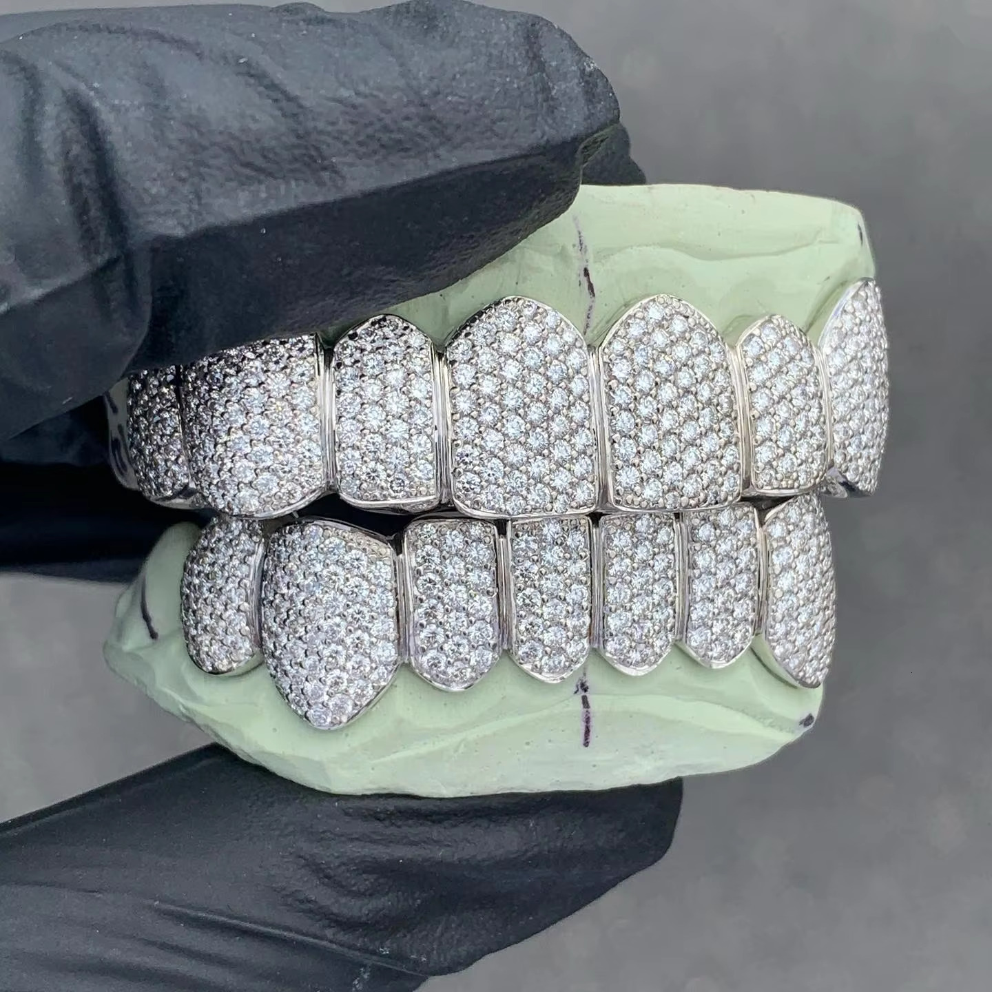 Customize Rapper Iced Out Fangs Teeth Grillz 925 Sterling Silver Iced Out Moissanite Grillz