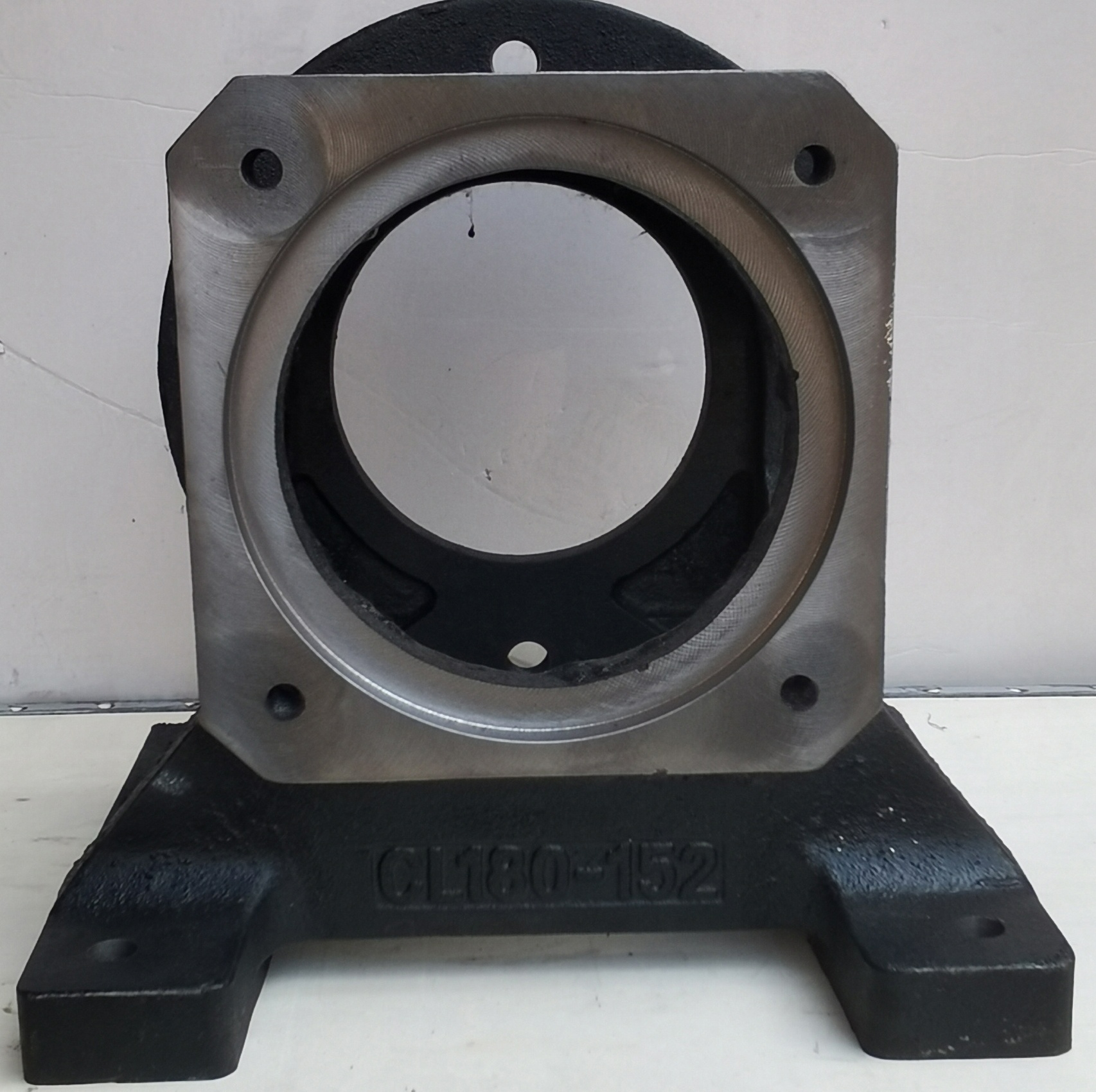 Lightweight and portable pump bracket suitable for cross-border transportation ready to install and use