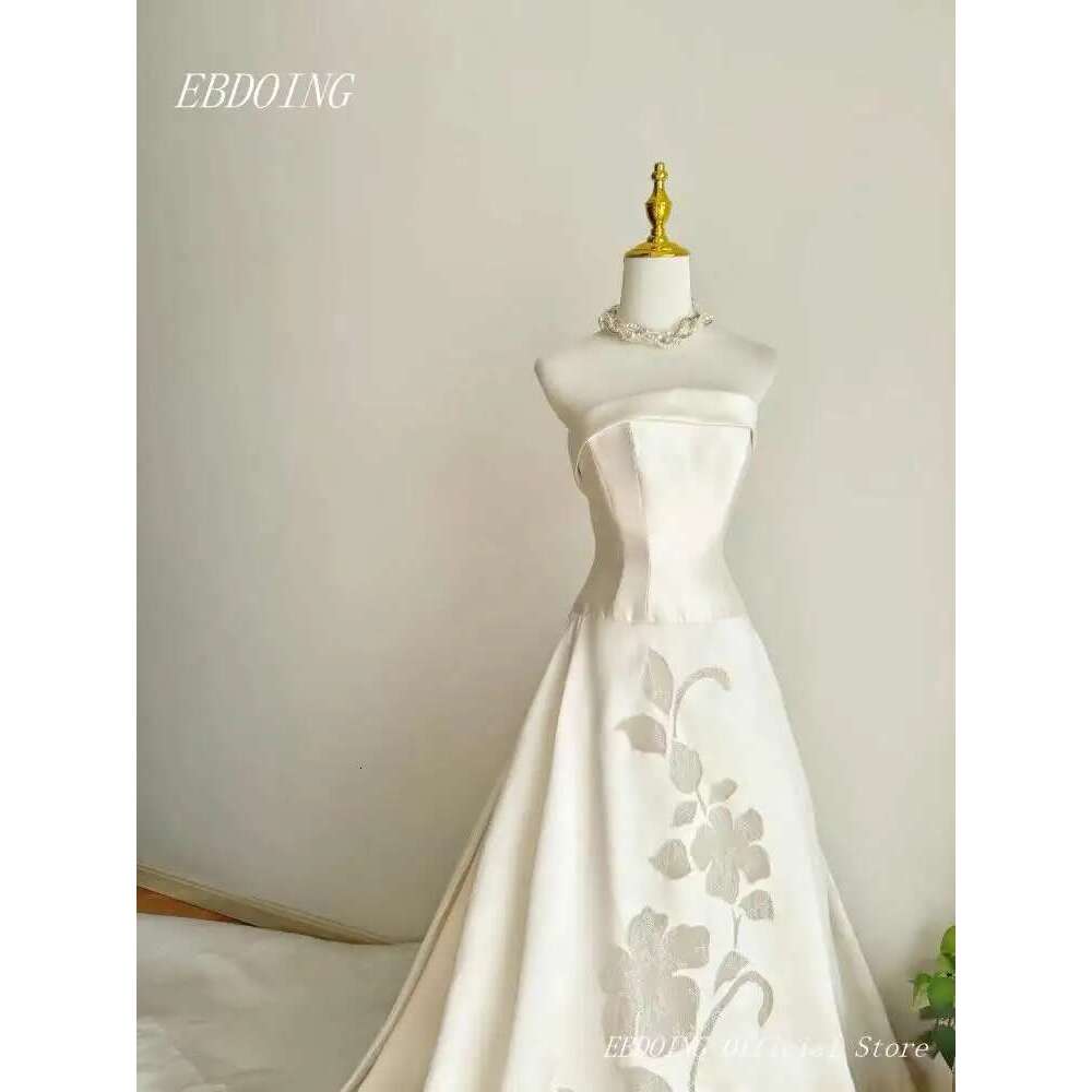 Newest Satin for Women Simple Strapless Sleeveless Lace Large Res Shape Custom Wedding Dresses