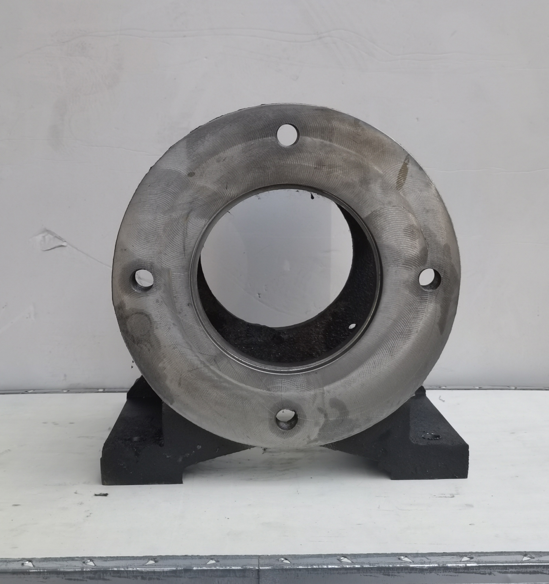 Lightweight and portable pump bracket suitable for cross-border transportation ready to install and use