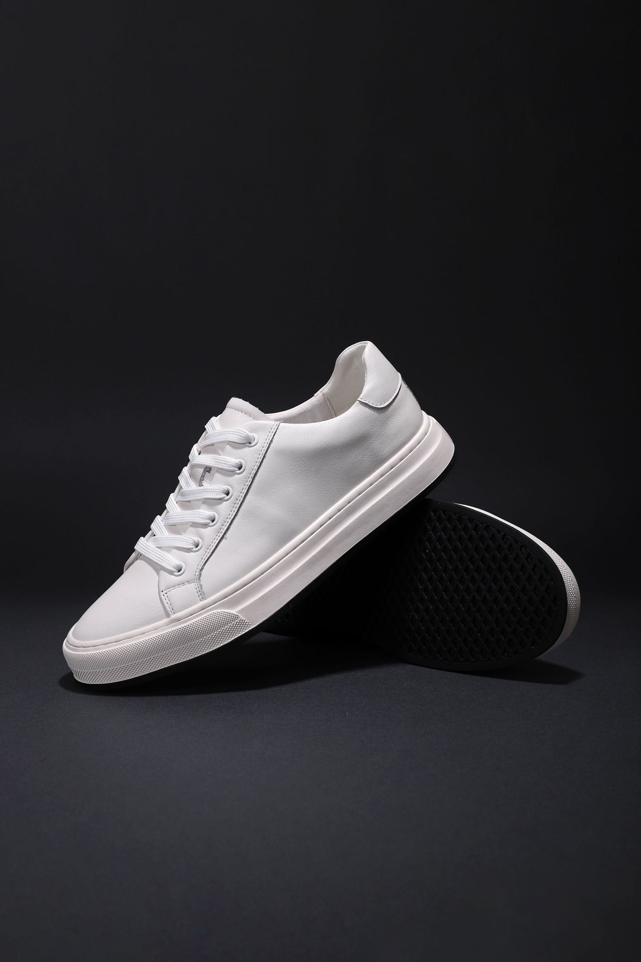 Summer High quality Cowhide Men s Casual Shoes Versatile Board Shoes Fashion Designer 2025S Popular Low Top White Shoes Breathable Jogging Shoes Skate
