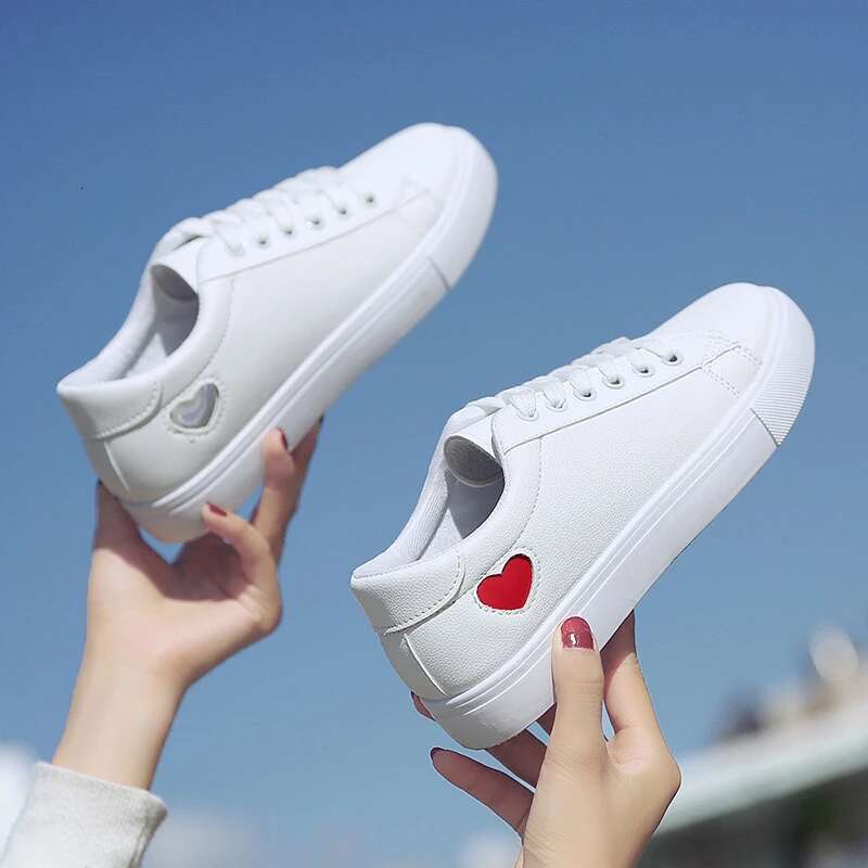 2025 Designer Summer Men S Shoes New Fashionable High Quality PU Breathable Cute Heart Shaped Flat Free Shipping Couple Casual Outdoor Sports White