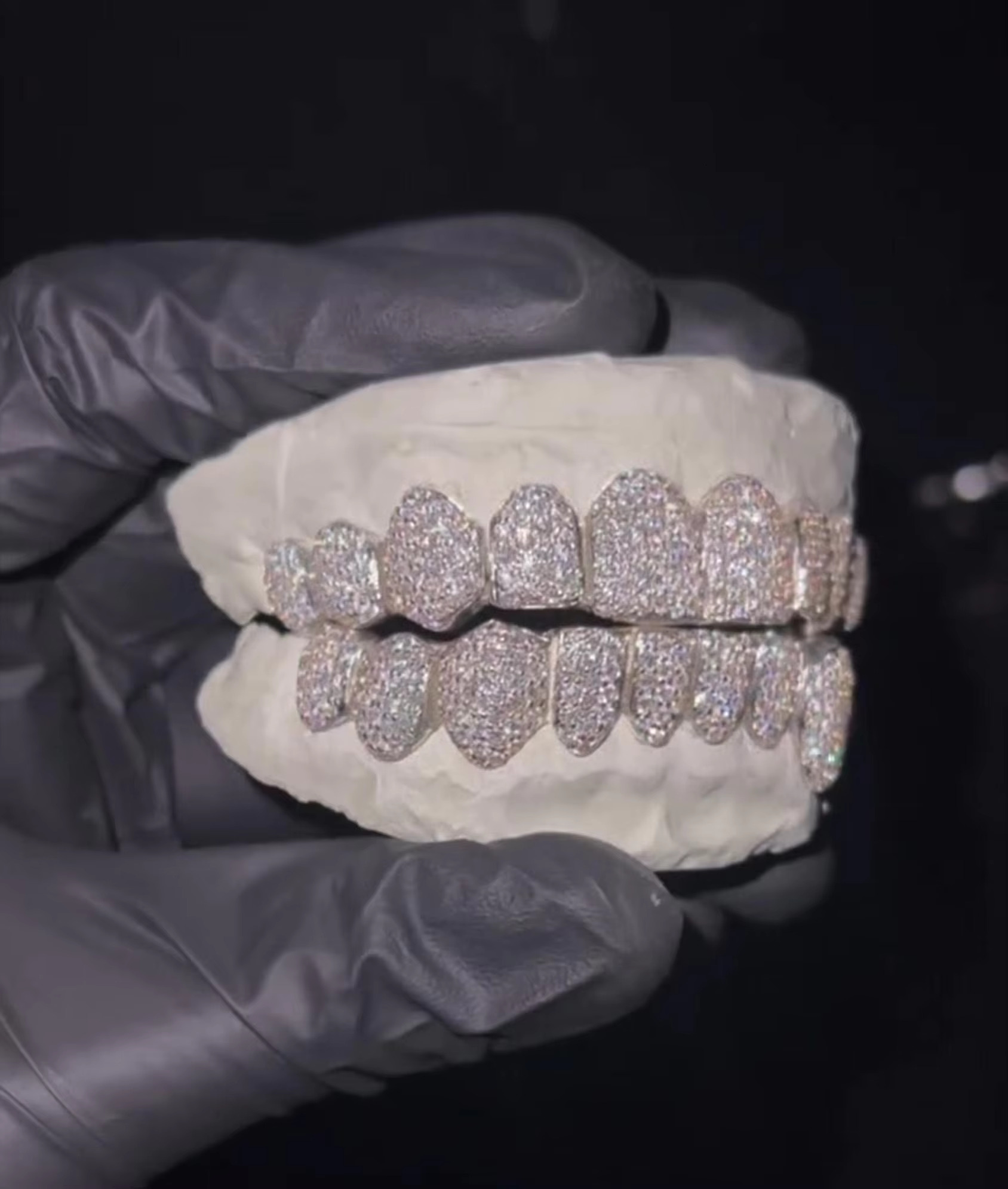 Custom Made Shining 10 Top and 10 Bottom Iced Out Grillz Hip Hop Bling Moissanite Diamond Teeth Grillz for Men and Women