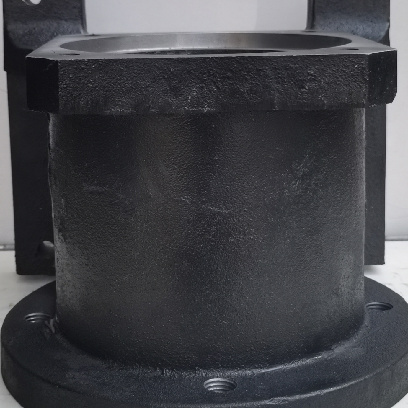 Lightweight and portable pump bracket suitable for cross-border transportation ready to install and use