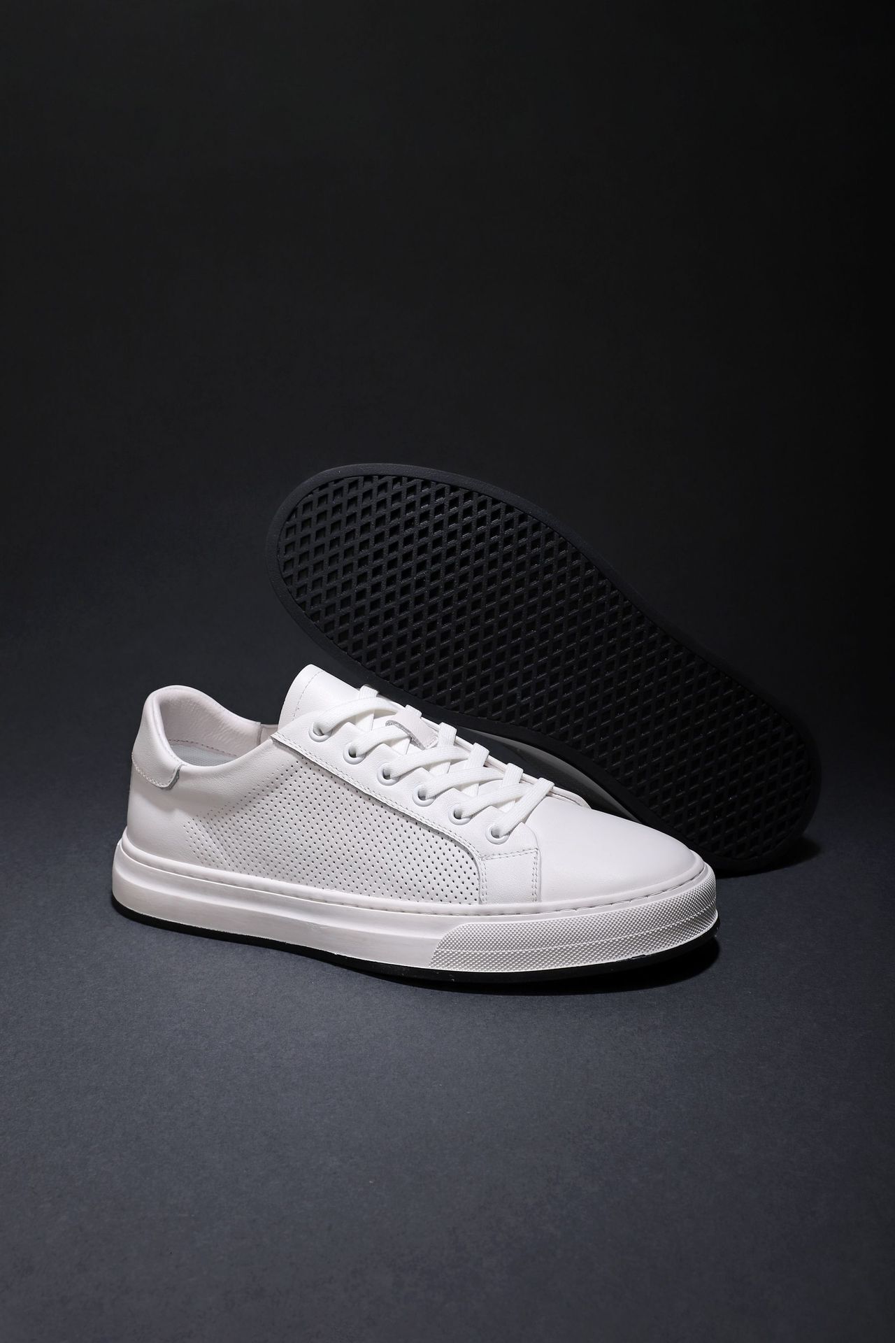 Summer High quality Cowhide Men s Casual Shoes Versatile Board Shoes Fashion Designer 2025S Popular Low Top White Shoes Breathable Jogging Shoes Skate