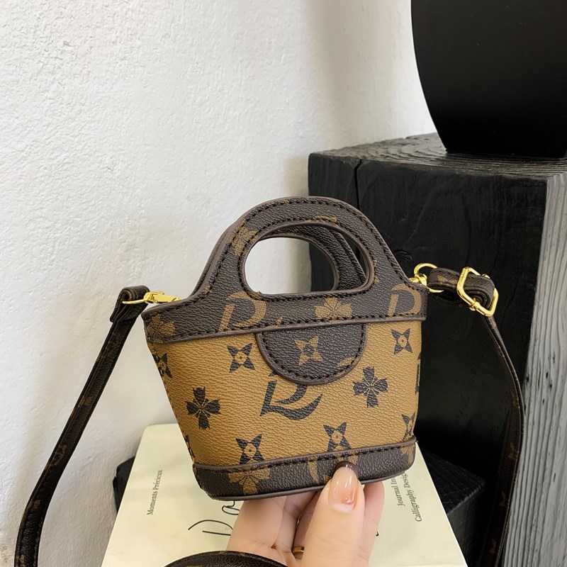 New NEW hot children's Korean version of fashion printed shoulder handbag niche design senior sense change crossbody bag wholesale 2025