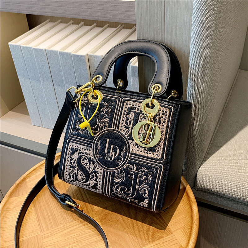 New women's versatile 2024 new autumn and winter fashion embroidery handbag, crossbody Daifei bag, trendy bag for women