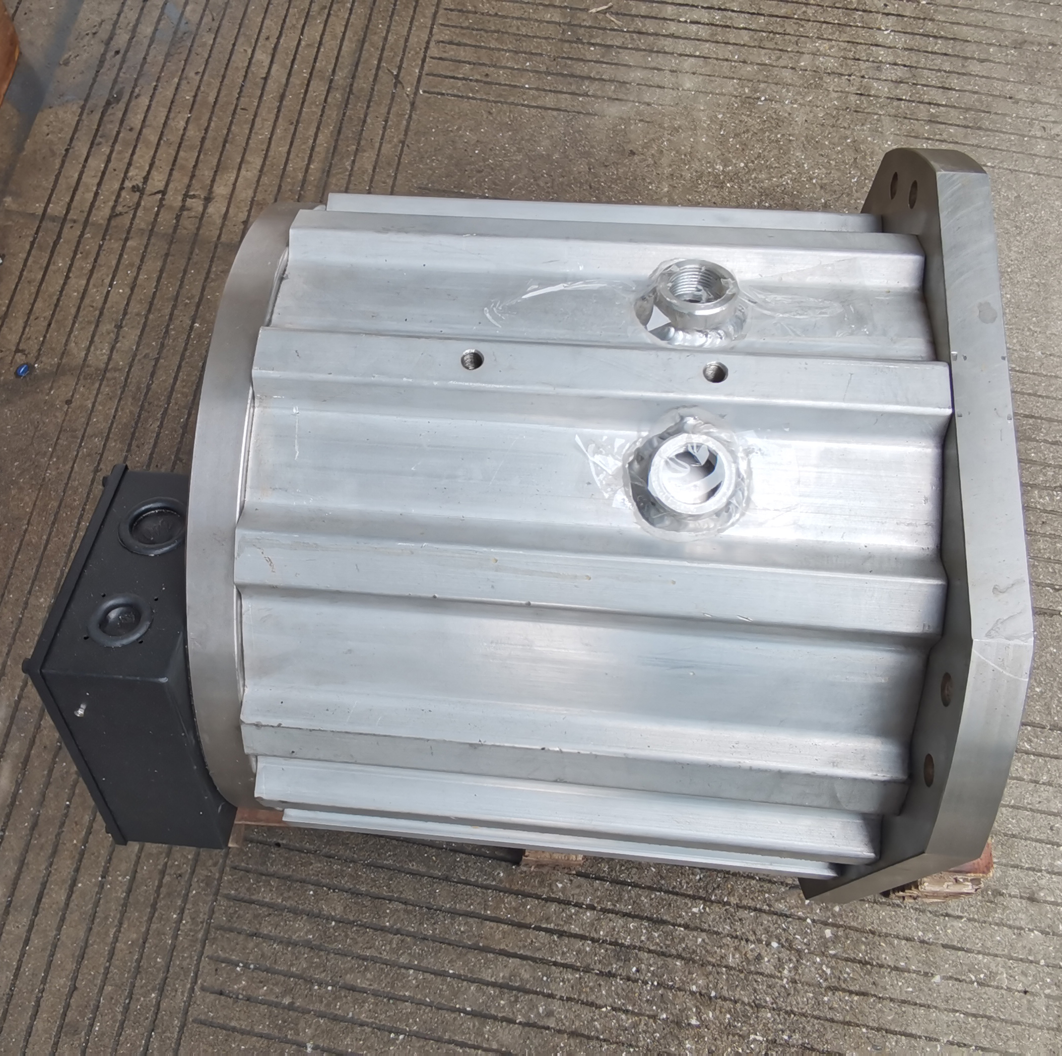 Durable Electric Motor with Advanced Efficiency Features - Ideal for Industrial Use