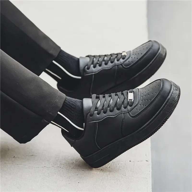 Men's Casual Work Shoes Breathable Kitchen Chef Trendy Black S neakers Sum mer Season Comfortable Male Footwear