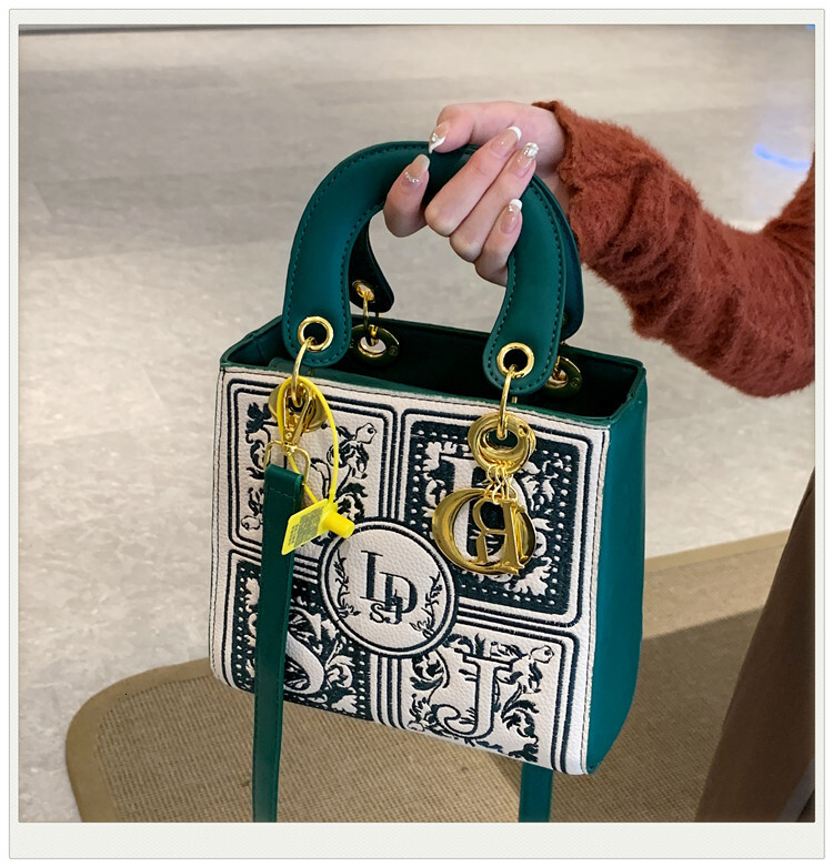 New women's versatile 2024 new autumn and winter fashion embroidery handbag, crossbody Daifei bag, trendy bag for women
