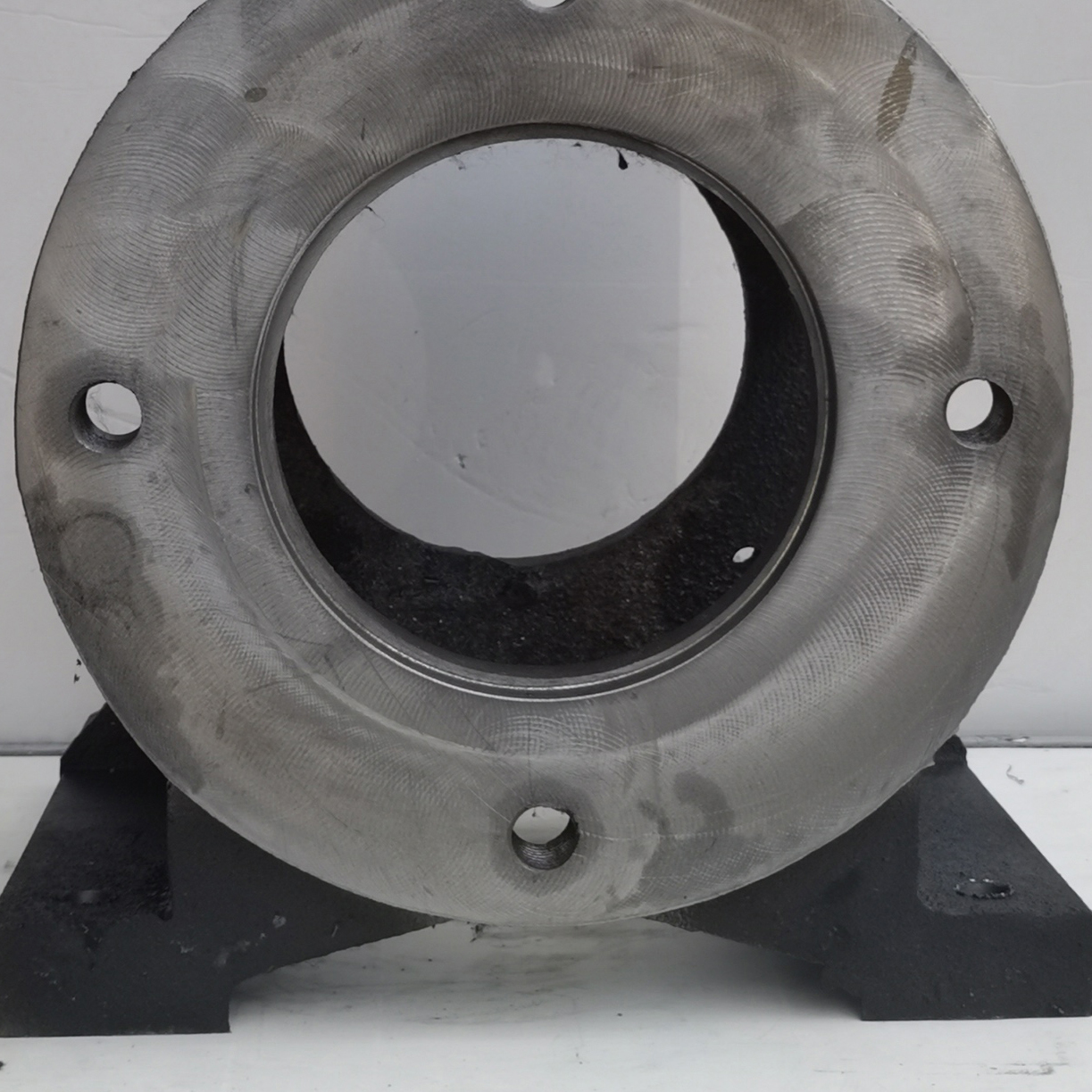 Lightweight and portable pump bracket suitable for cross-border transportation ready to install and use