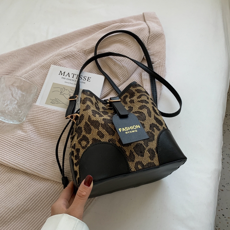 Popular small female ins simple new fashion leopard print crossbody NEW autumn and winter texture bucket bag 2025