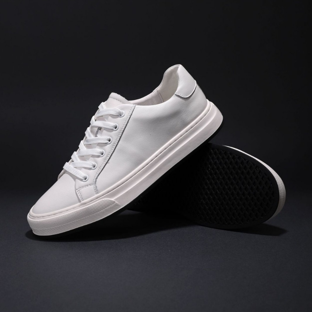 Summer High quality Cowhide Men s Casual Shoes Versatile Board Shoes Fashion Designer 2025S Popular Low Top White Shoes Breathable Jogging Shoes Skate