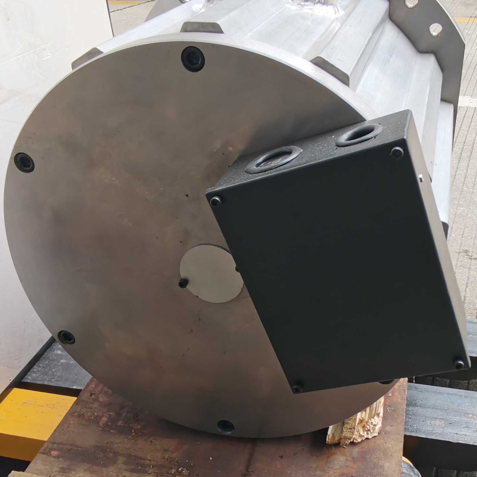 Durable Electric Motor with Advanced Efficiency Features - Ideal for Industrial Use