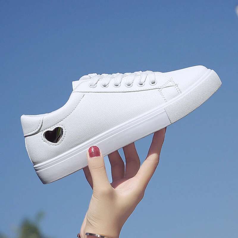 2025 Designer Summer Men S Shoes New Fashionable High Quality PU Breathable Cute Heart Shaped Flat Free Shipping Couple Casual Outdoor Sports White