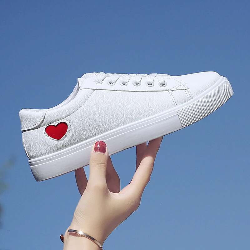 2025 Designer Summer Men S Shoes New Fashionable High Quality PU Breathable Cute Heart Shaped Flat Free Shipping Couple Casual Outdoor Sports White
