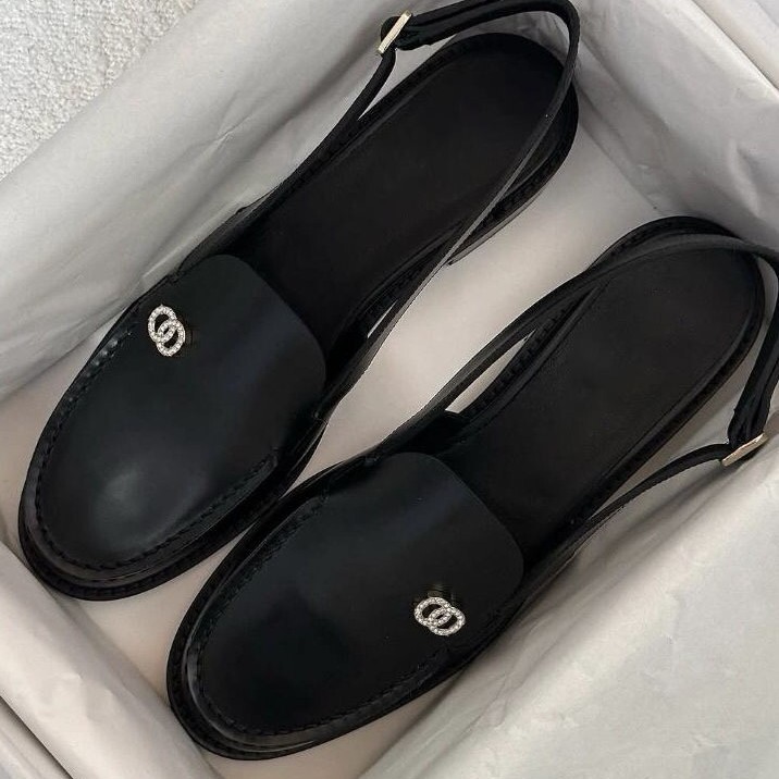 Designer women sandals 2025 new cap sandals, hot women's straight strap shoes, cool slippers, loafer small leather shoes