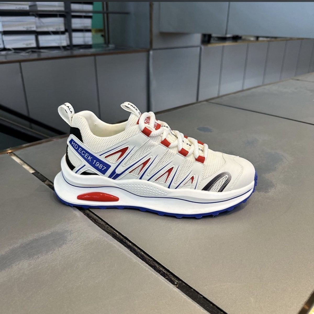 Fashion Men s Designer Brand Sports Shoes 2025 Summer New Mesh Breathable Casual Outdoor Board Shoes Comfortable White Shoes Jogging Shoes Tennis Shoe