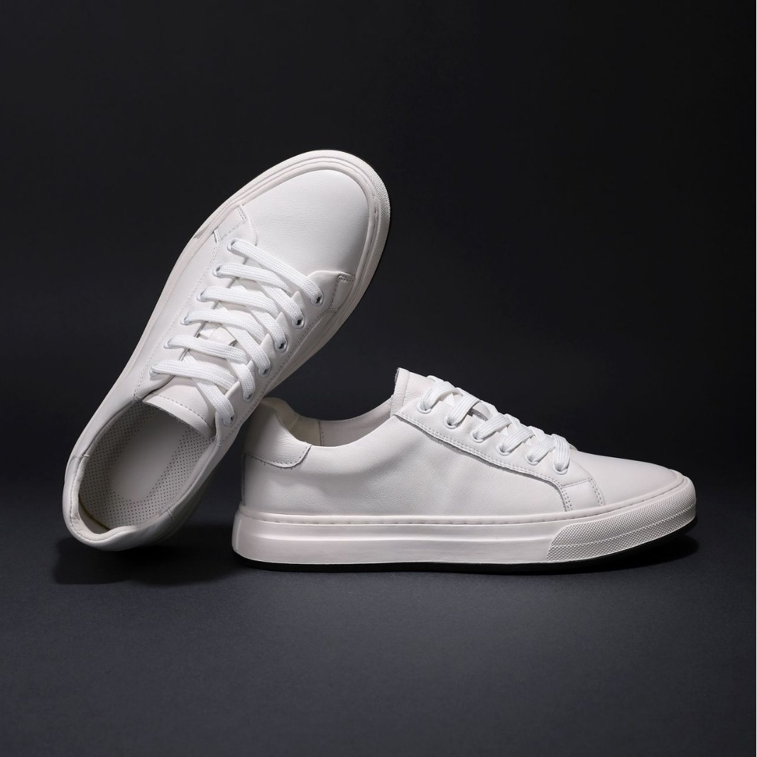 Summer High quality Cowhide Men s Casual Shoes Versatile Board Shoes Fashion Designer 2025S Popular Low Top White Shoes Breathable Jogging Shoes Skate
