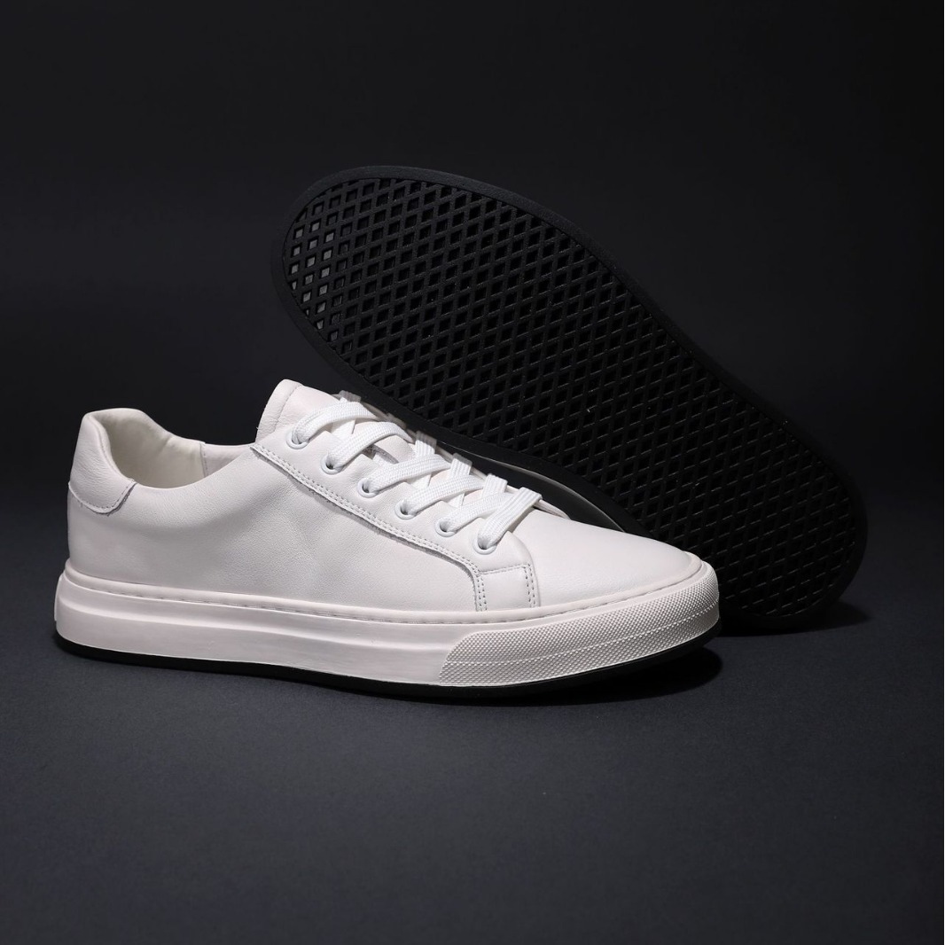 Summer High quality Cowhide Men s Casual Shoes Versatile Board Shoes Fashion Designer 2025S Popular Low Top White Shoes Breathable Jogging Shoes Skate