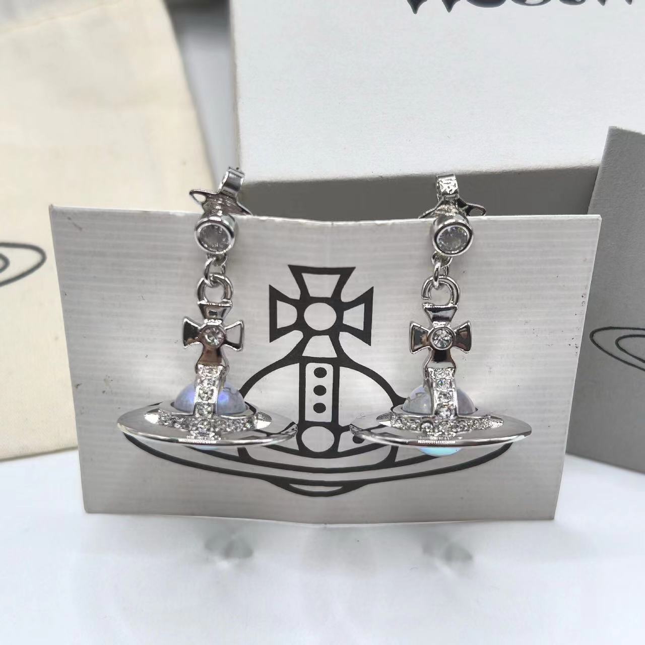 Designer Vivinnes Westwood Queen Dowager Graces Classic Full Diamond Saturn Earrings for Women Light Luxury High End Star Earrings