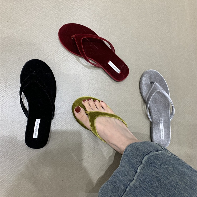 2025 Summer New Velvet Flip Flops Fashion Designer Women s Slippers Trendy Flat Sandwich Black Beach Vacation Women s Sandals Outdoor Single Shoes