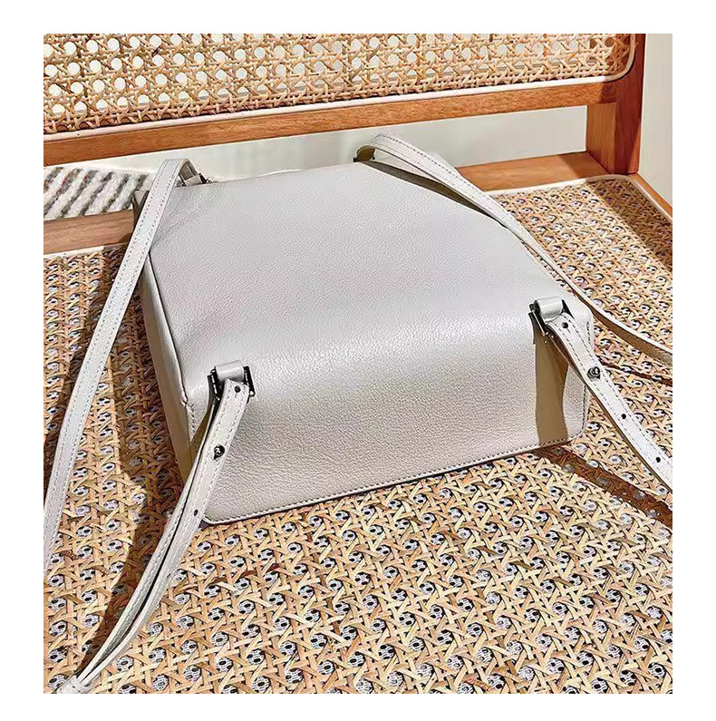 2025 Light Luxury and Genuine Leather Handheld Lunch Box Bag with Premium Quality Women's Popular and Vintage Square Bag with Large Capacity