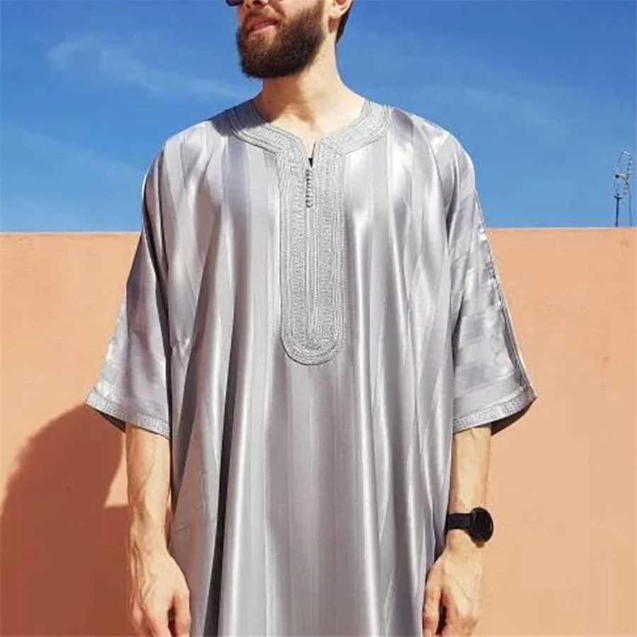 2025 New Men Muslim Abaya Islamic Clothing Mens Embroidered Striped Jubba Thobe Moroccan Dubai Kaftan Eid Prayer Robe DressXJ250310