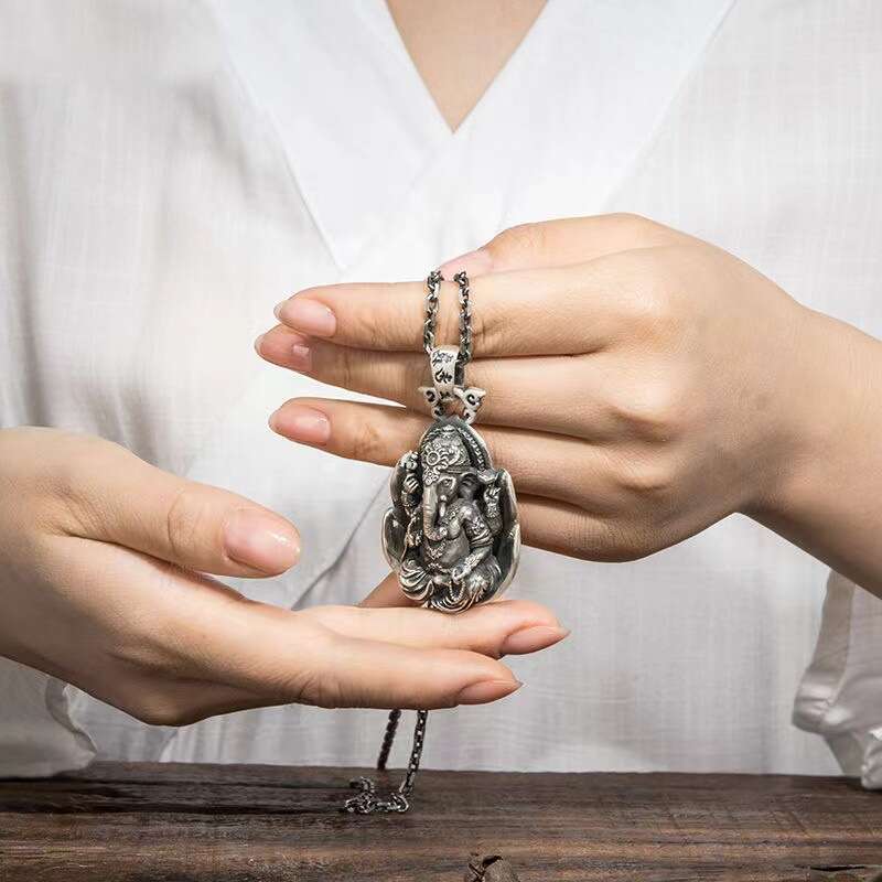 Simple and fashionable Azan Youjixiang necklace, unisex domineering artistic style, niche design pendant