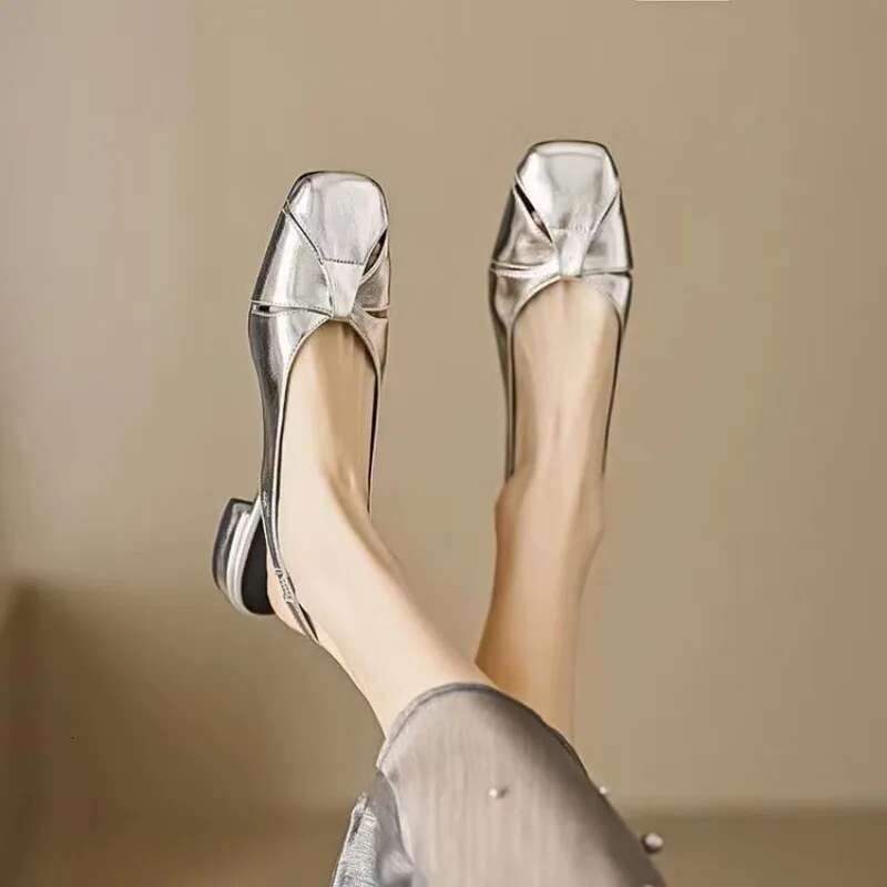 New Gold Summer and Sier Fashionable Hollow Breathable Casual Low Heel Soft Leather Toe Cap Sandals for Women