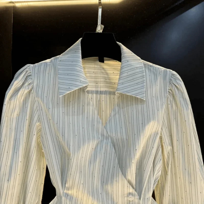 Elegant long sleeved striped top suitable for women who have just arrived in autumn with a highend feel that fits the waist and ski 250311