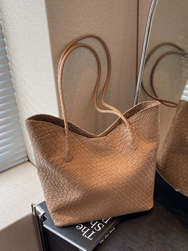 Outdoor High-End Versatile Large Capacity For Women 2024 New Autumn And Winter Fashion Commuting Tote Shoulder Bag