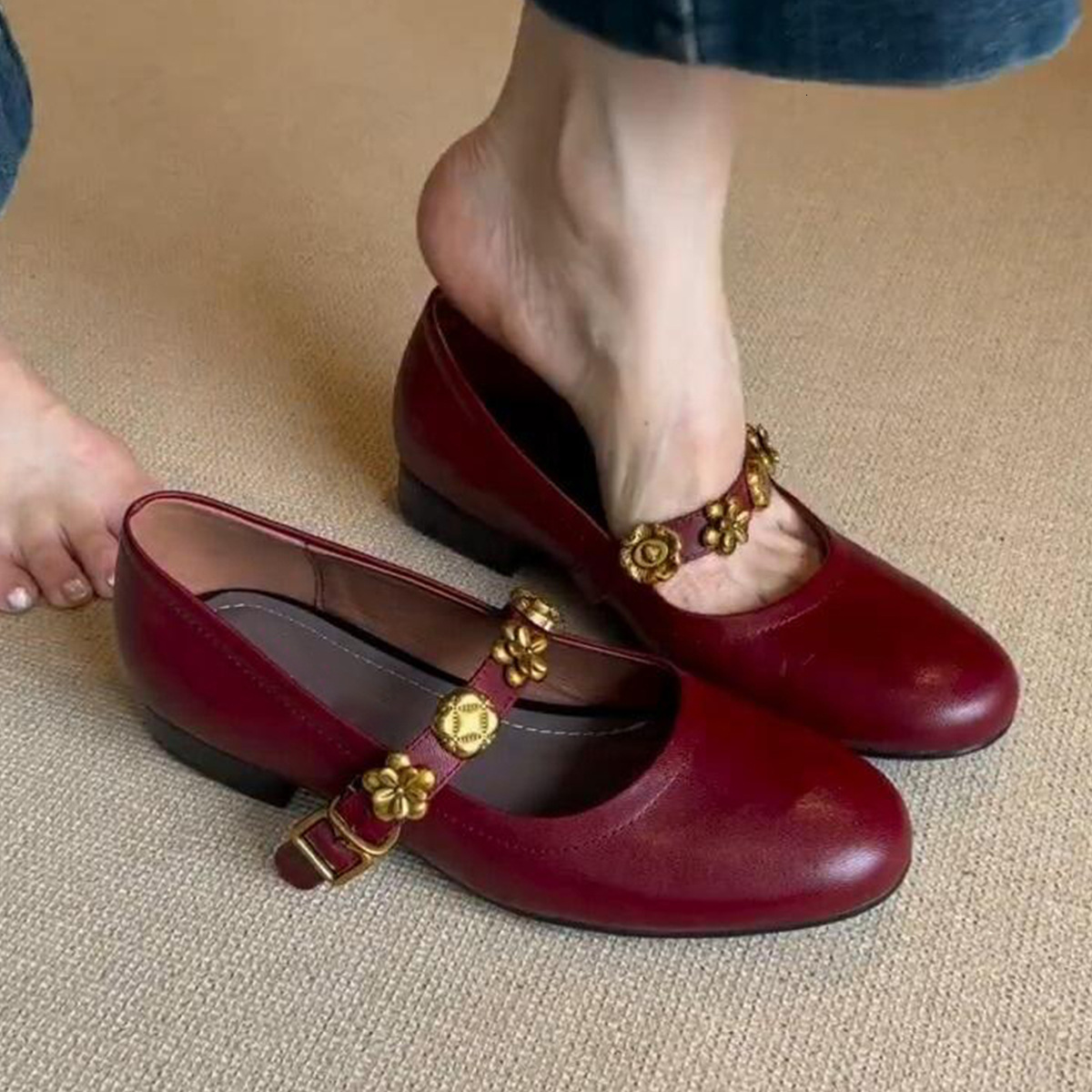 High Quality Leather Metal Flower Single Button Women's French Shallow Mouth Single Shoe Fashion Designer Light Luxury Ballet Shoes Outdoor Sanda