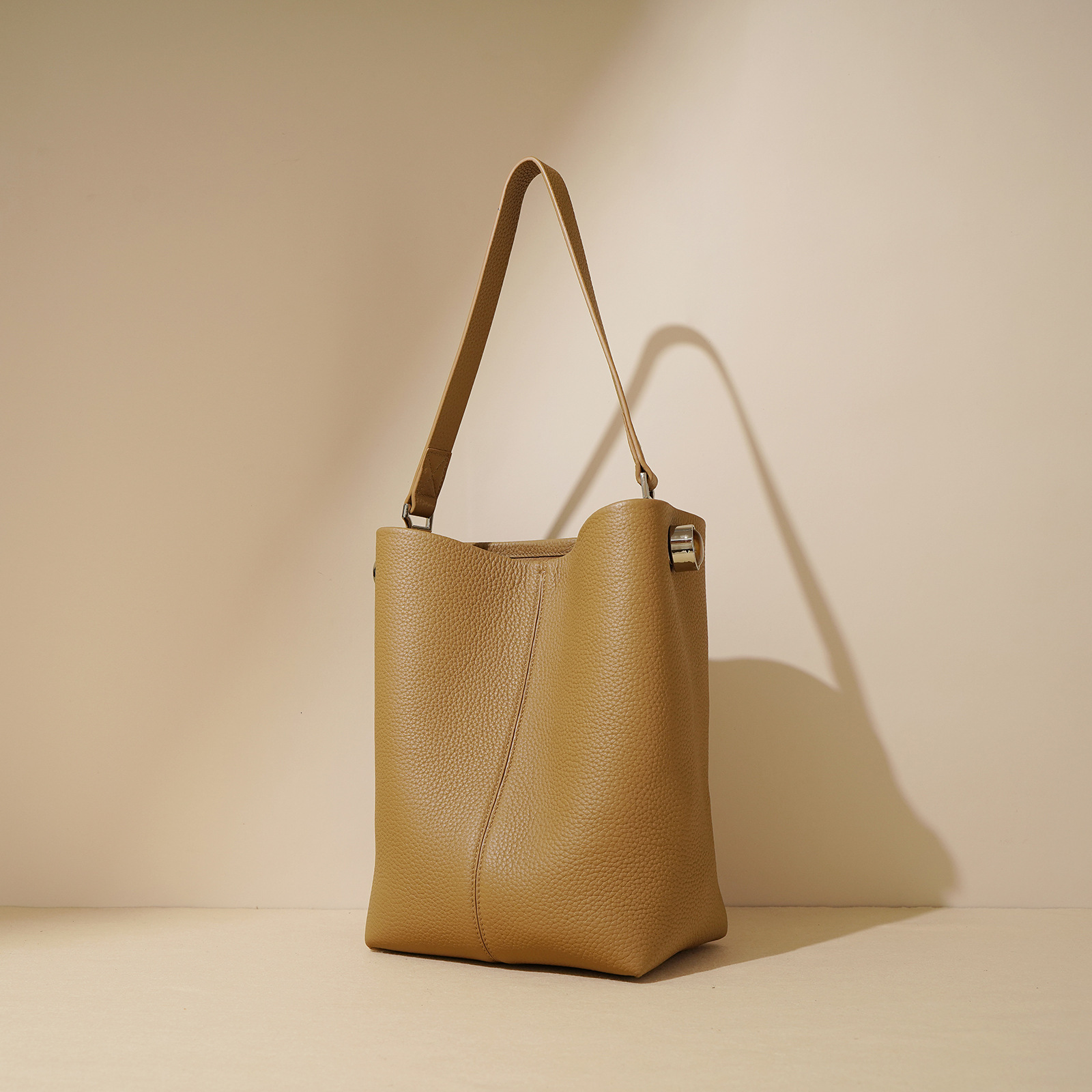 Bucket For Women 2025 Simple Top Layer Cowhide Tote Bag, Niche Large Capacity Versatile Tablet Commuting Shoulder Bag