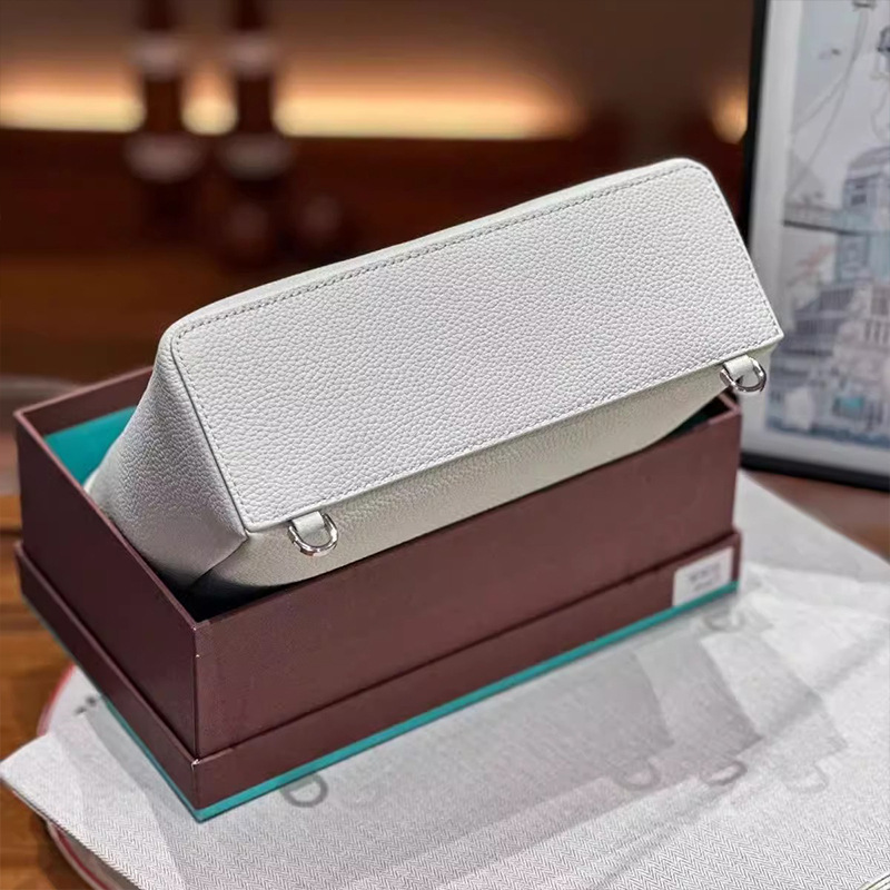 2025 Light Luxury and Genuine Leather Handheld Lunch Box Bag with Premium Quality Women's Popular and Vintage Square Bag with Large Capacity