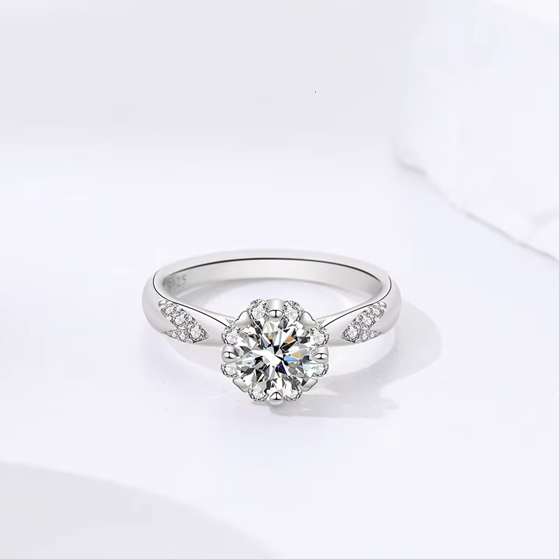 Romantic 925 Silver Moissanite Jewelry Zircon Pave 1ct Round Brilliant Cut Moissanite Engagement Ring for Women