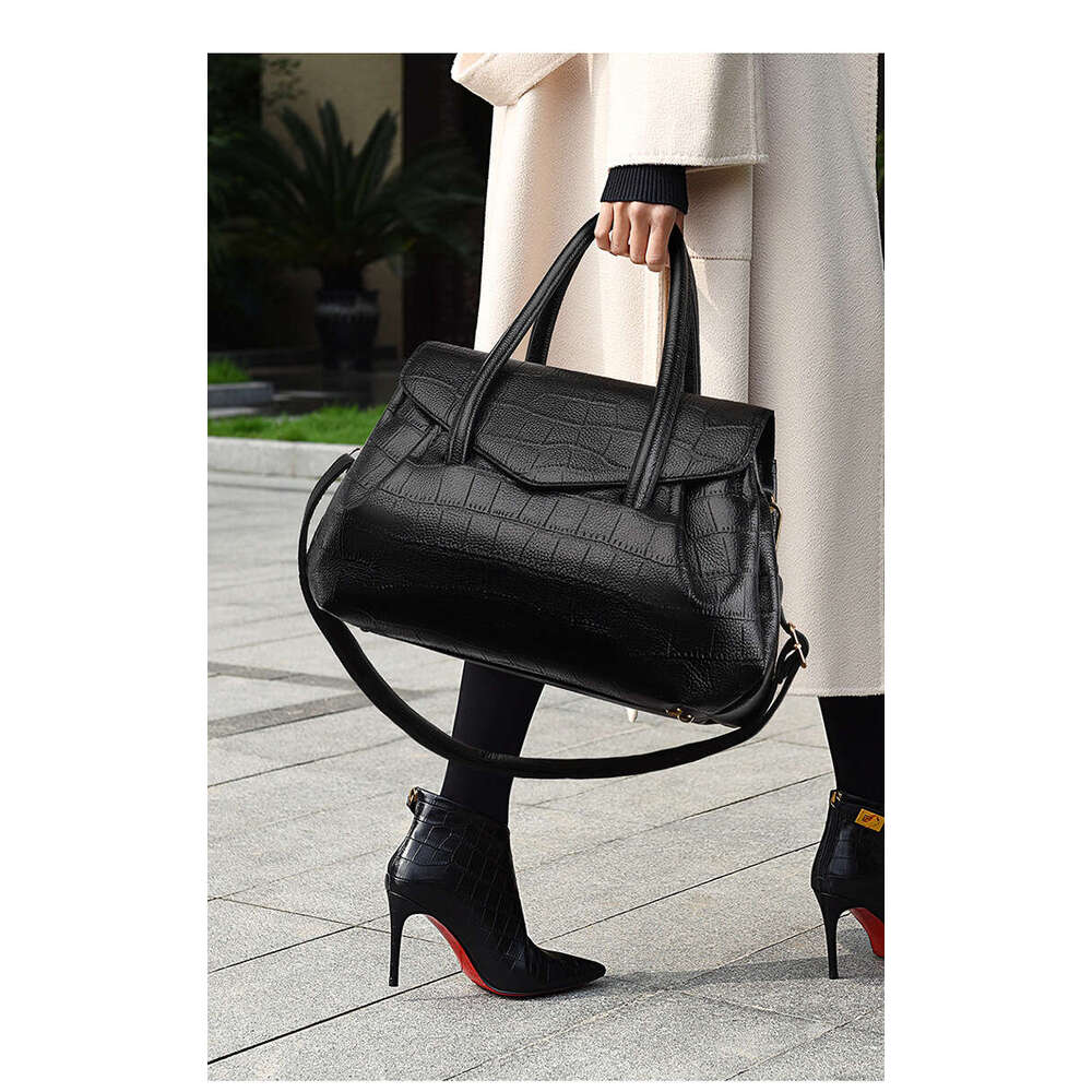 Women's Bags New large capacity handbag for women, versatile and high-end women's handbag, crocodile patterned tote bag, can be carried on o