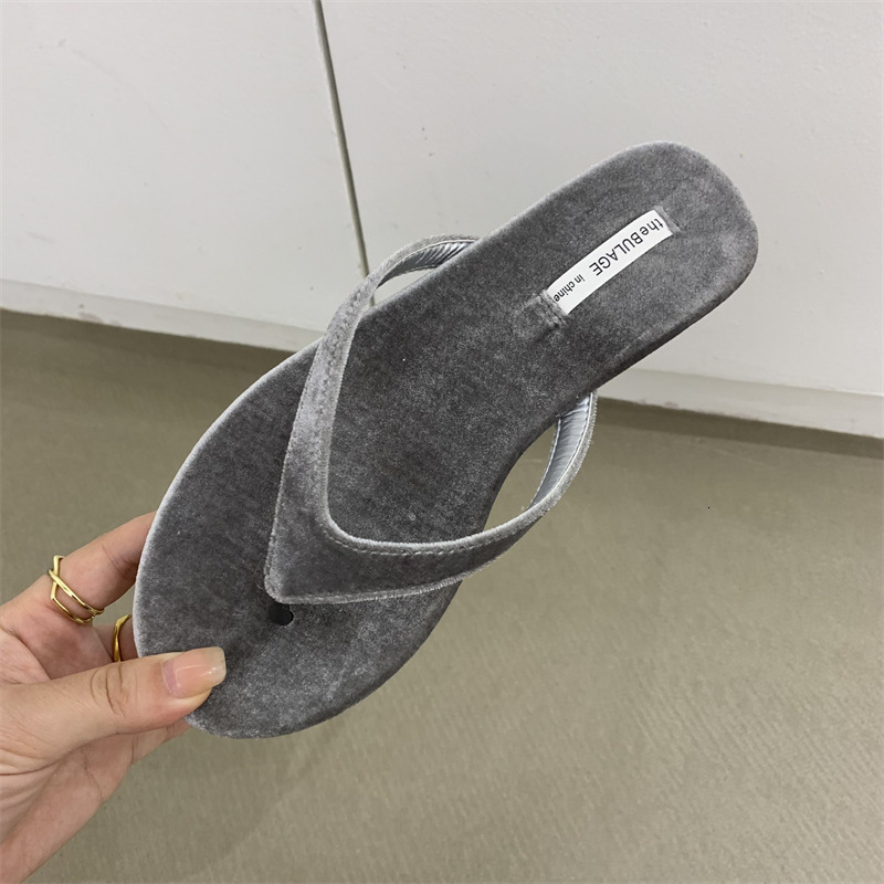 2025 Summer New Velvet Flip Flops Fashion Designer Women s Slippers Trendy Flat Sandwich Black Beach Vacation Women s Sandals Outdoor Single Shoes