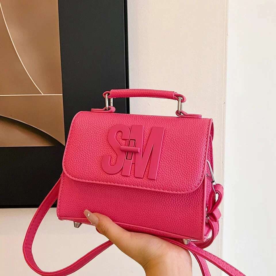 New Fashionable Lock Flip Cover Renowned Designer Trendy One Shoulder Slanted trend Hand leisure held Small Square Bag