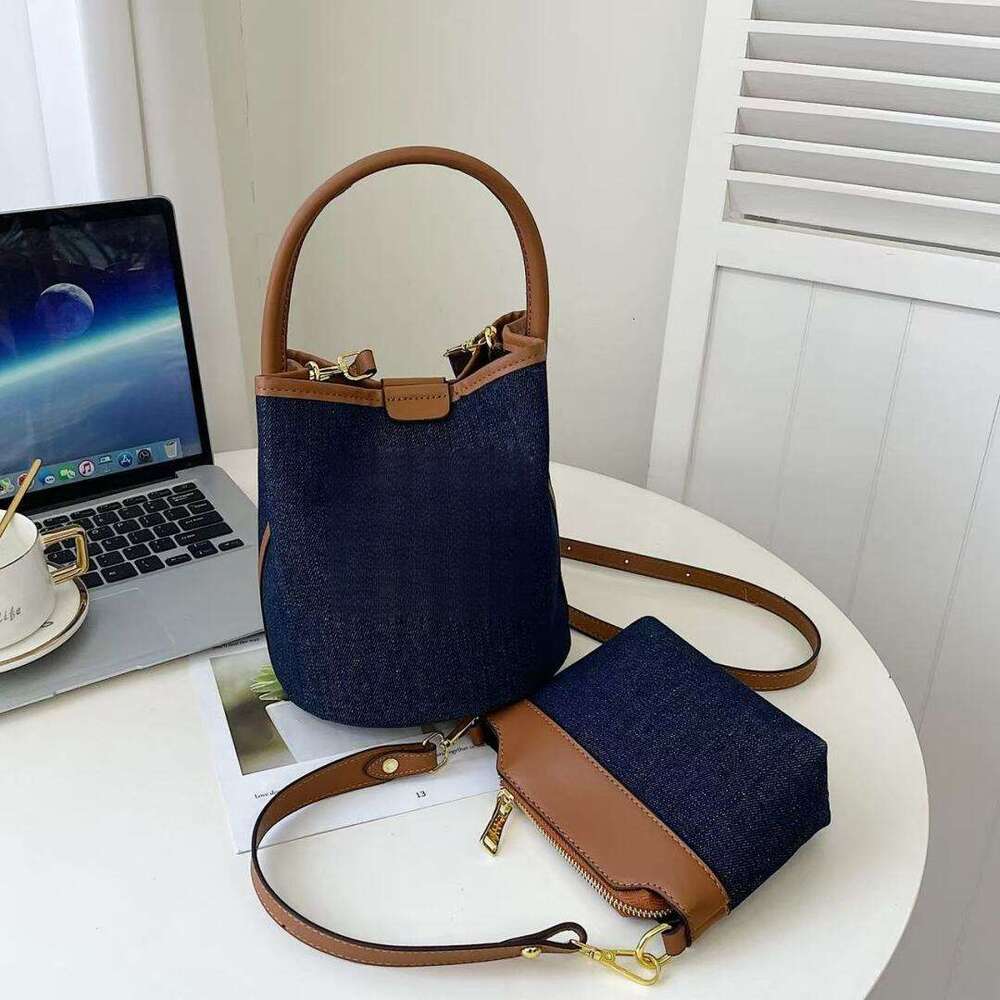 Small handbag with niche design, women's new trendy, fashionable, personalized shoulder bag, western-style crossbody bucket bag