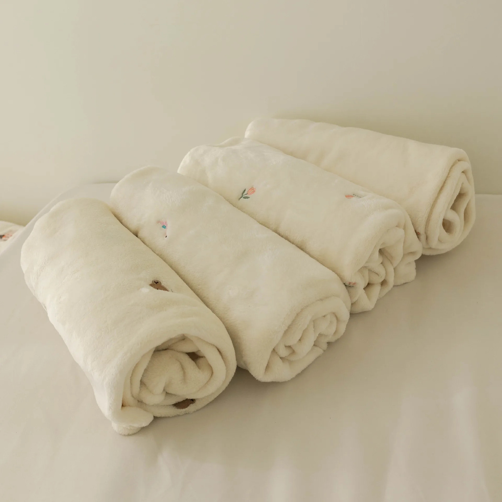 Fleece blanket born Autumn Winter Swaddling Blankets Soft Warm Stroller Cover Bedding Bear Embroidery Babies Accessories 250218