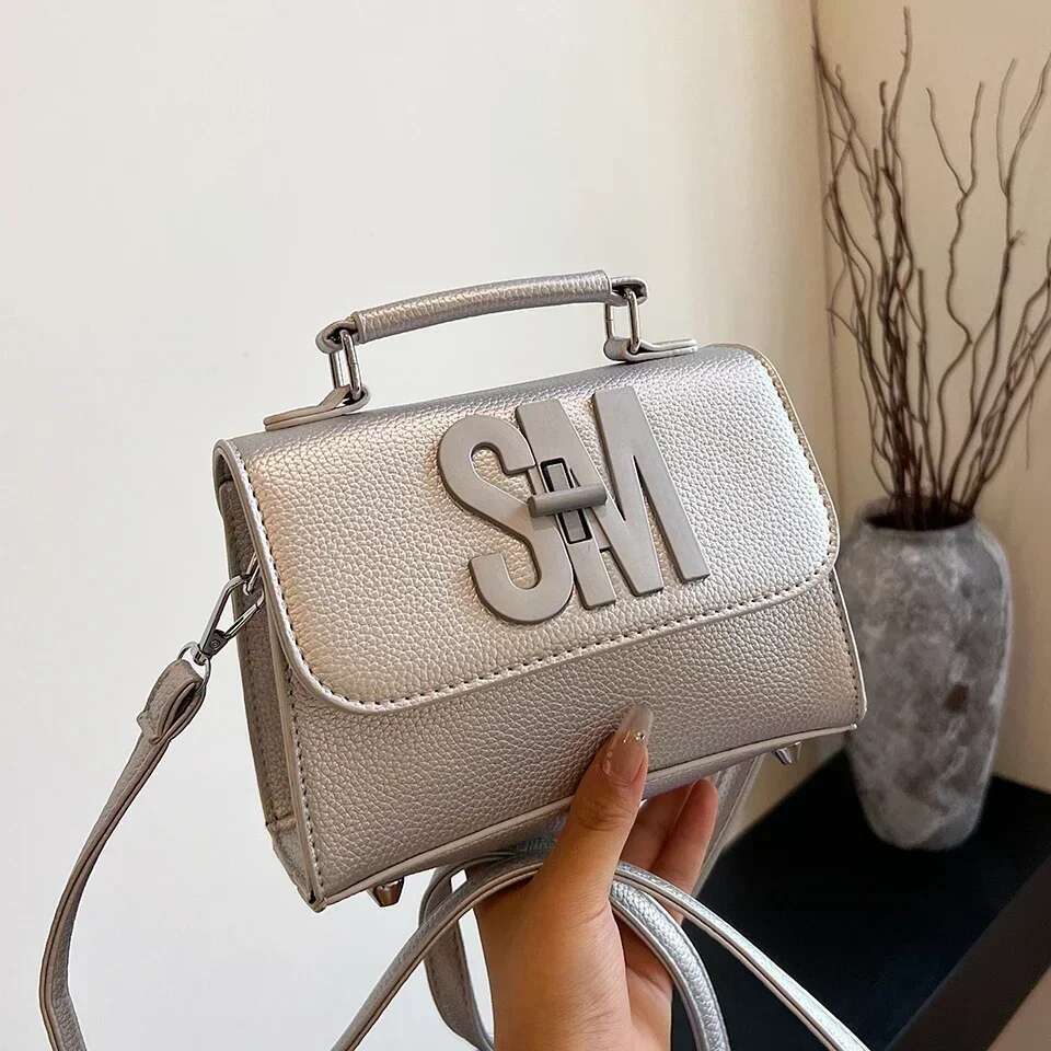New Fashionable Lock Flip Cover Renowned Designer Trendy One Shoulder Slanted trend Hand leisure held Small Square Bag